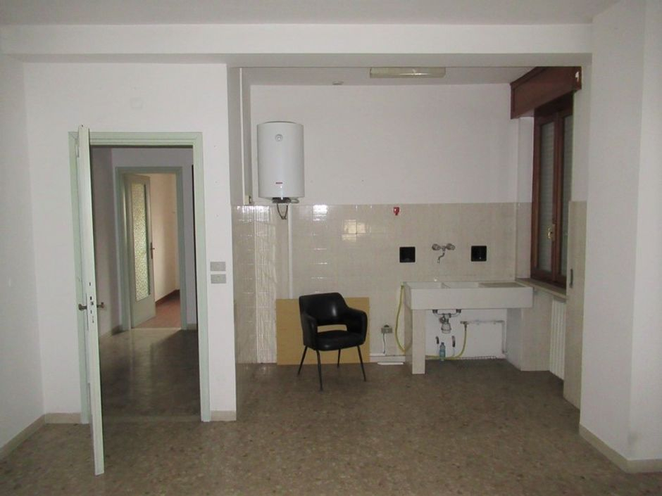 #5823 Capannone con palazzina uffici e piazzale in vendita - foto 8