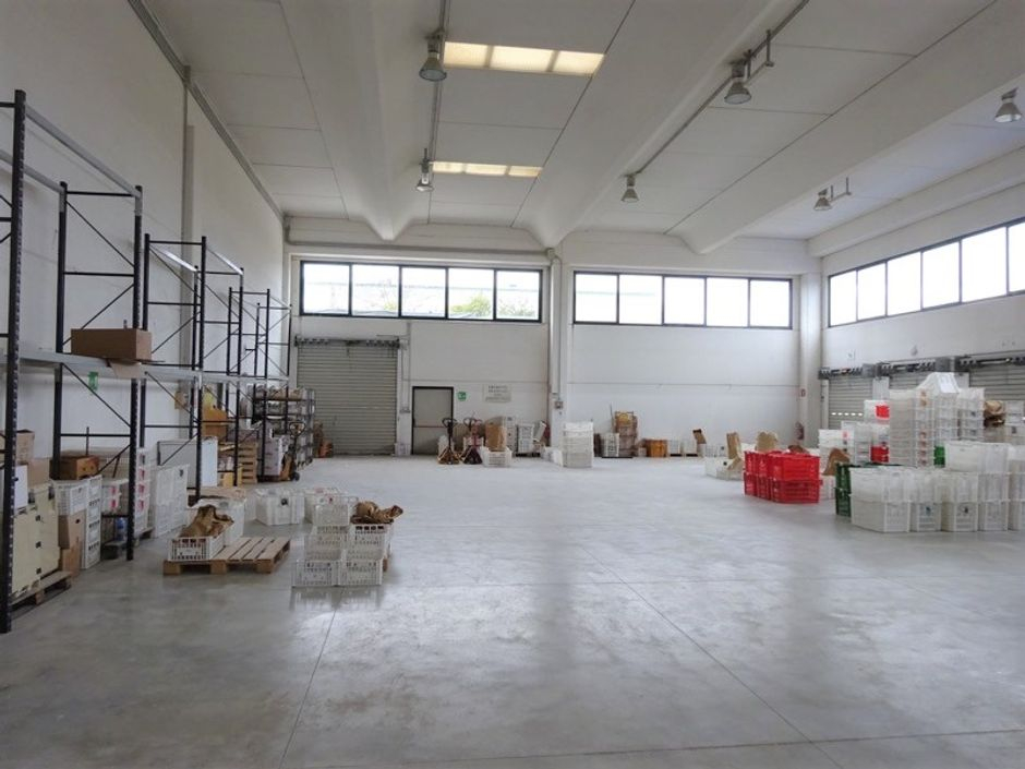 #6376 Porzione di capannone adibito a magazzino in vendita - foto 2