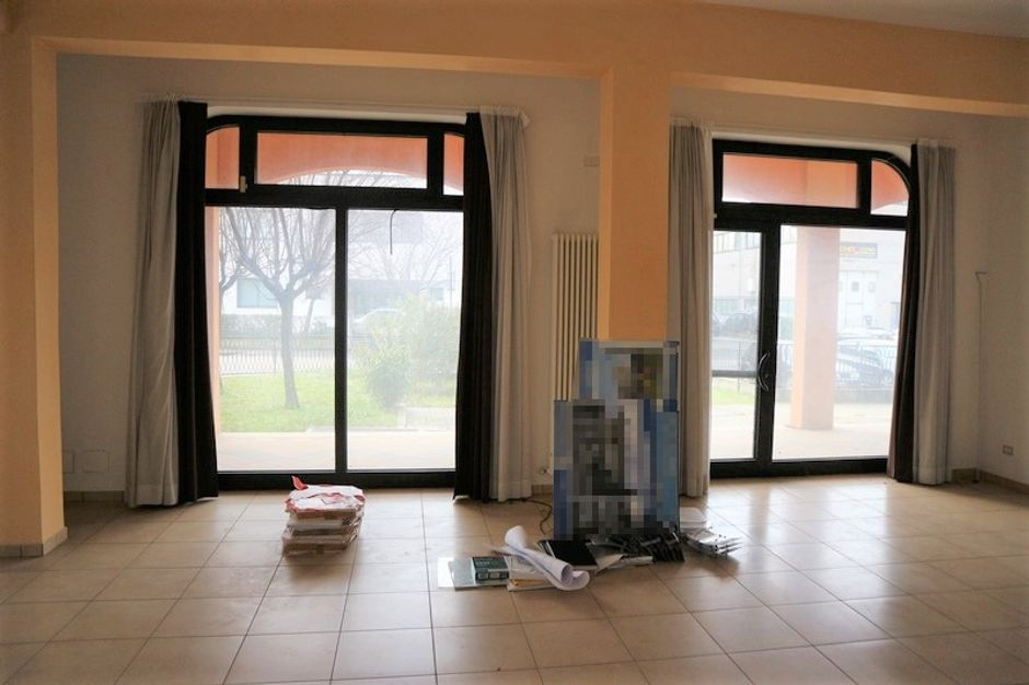 #6446 Negozi al piano terra con ripostigli in vendita - foto 5