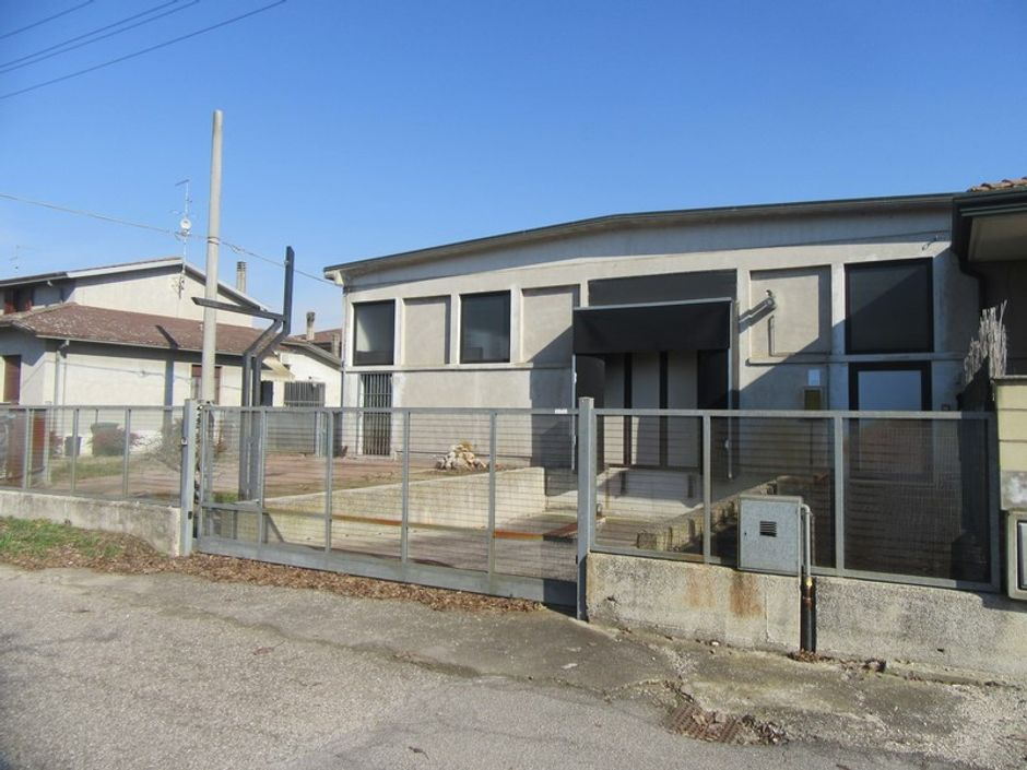 #6760 Quota 2/9 di Capannone industriale in vendita - foto 2