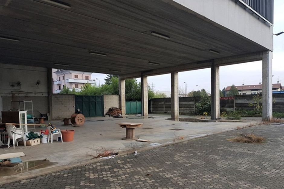 #6798 Deposito artigianale (sub 703) con cortile privato in vendita - foto 1