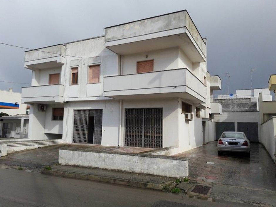 #6803 Negozio con appartamento e autorimessa in vendita - foto 1