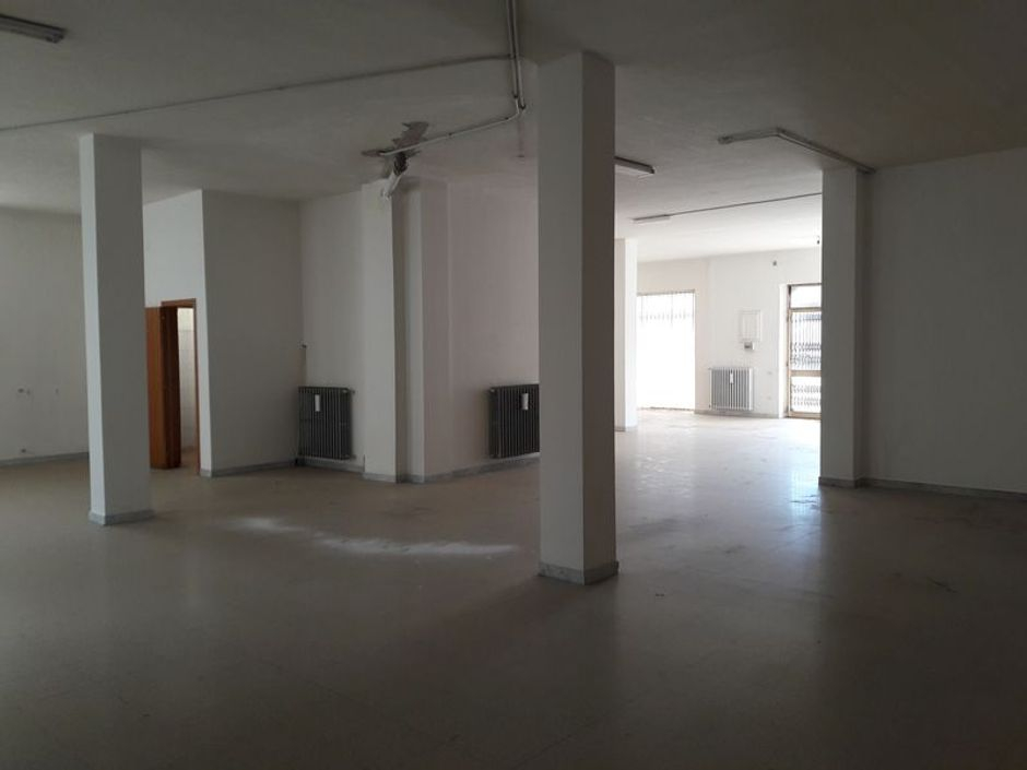 #6803 Negozio con appartamento e autorimessa in vendita - foto 3