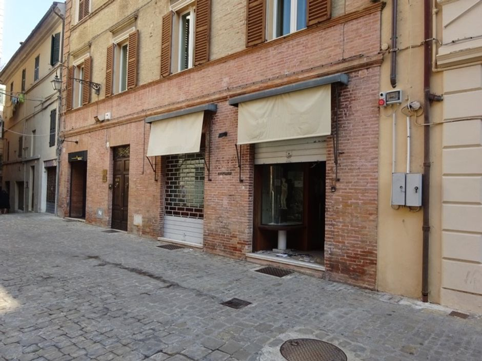 #6818 Negozio nel centro storico con magazzino e deposito in vendita - foto 1