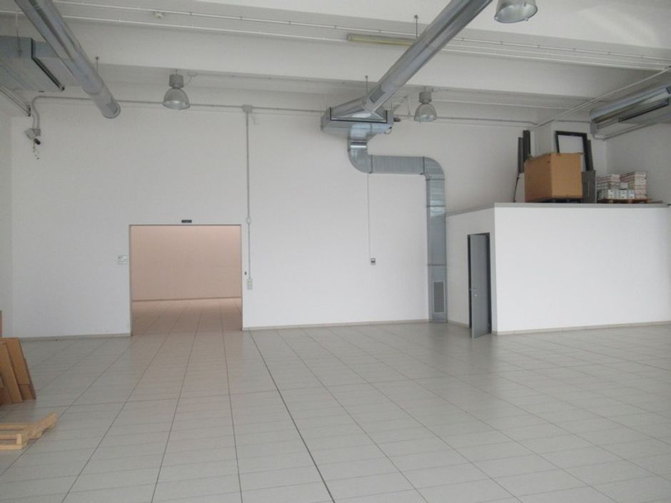 #6930 Locale commerciale con posti auto in vendita - foto 2