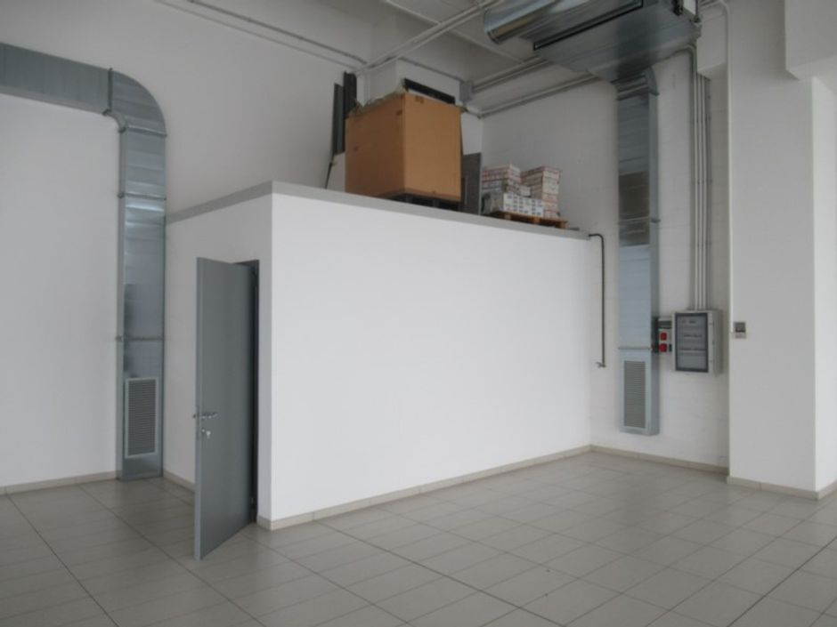 #6930 Locale commerciale con posti auto in vendita - foto 4