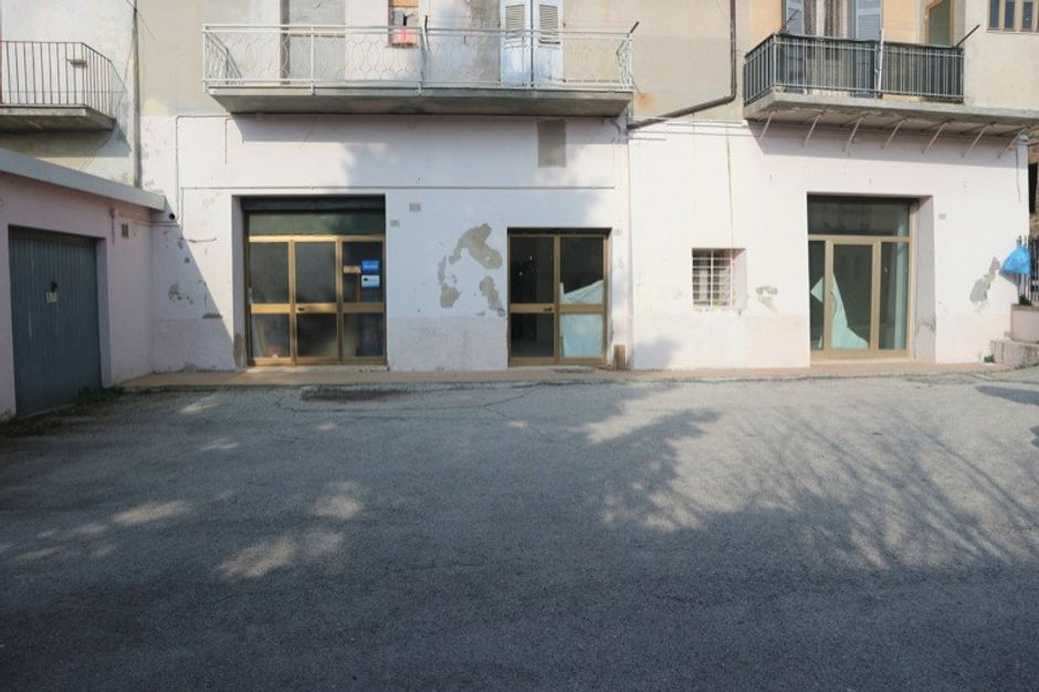 #7039 Laboratorio al piano terra con grotte e cortile in vendita - foto 1