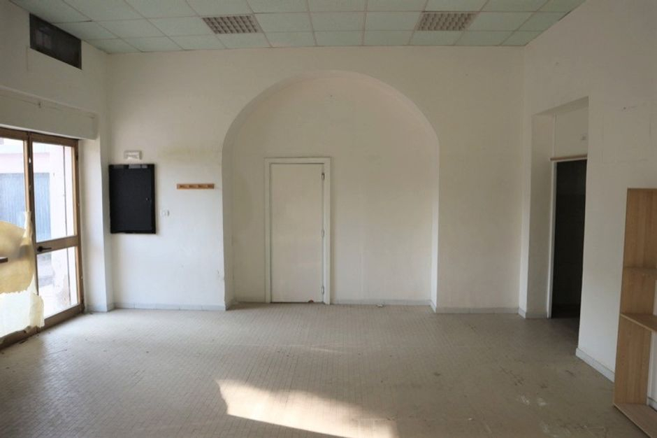 #7039 Laboratorio al piano terra con grotte e cortile in vendita - foto 4