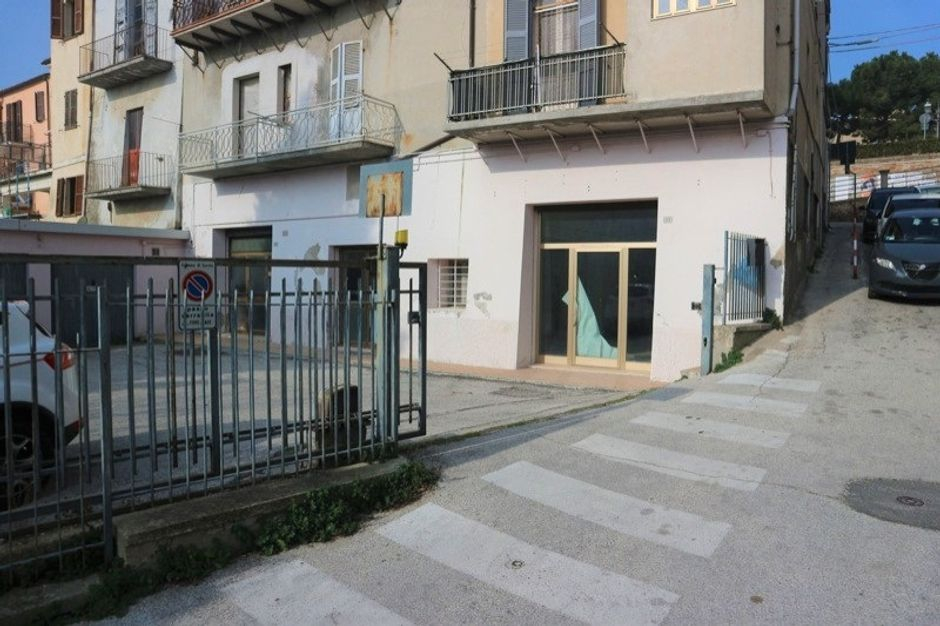 #7039 Laboratorio al piano terra con grotte e cortile in vendita - foto 12