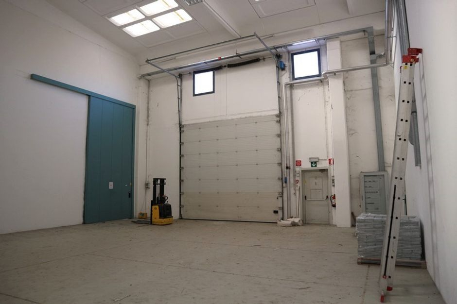#7041 Capannone commerciale con depositi e uffici in vendita - foto 3