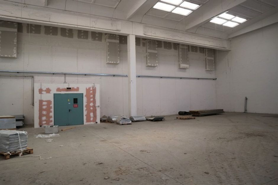 #7041 Capannone commerciale con depositi e uffici in vendita - foto 4