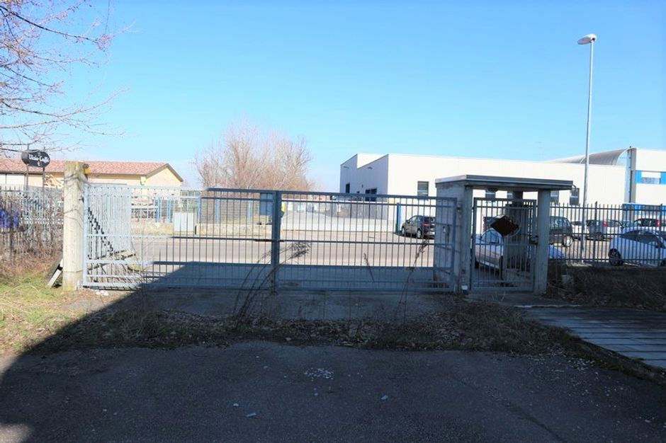 #7041 Capannone commerciale con depositi e uffici in vendita - foto 12