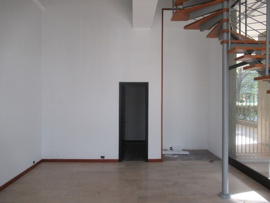#7067 Locale commerciale su due livelli in vendita - foto 4