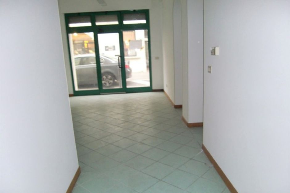 #7293 Negozio al piano terra in centro storico in vendita - foto 2