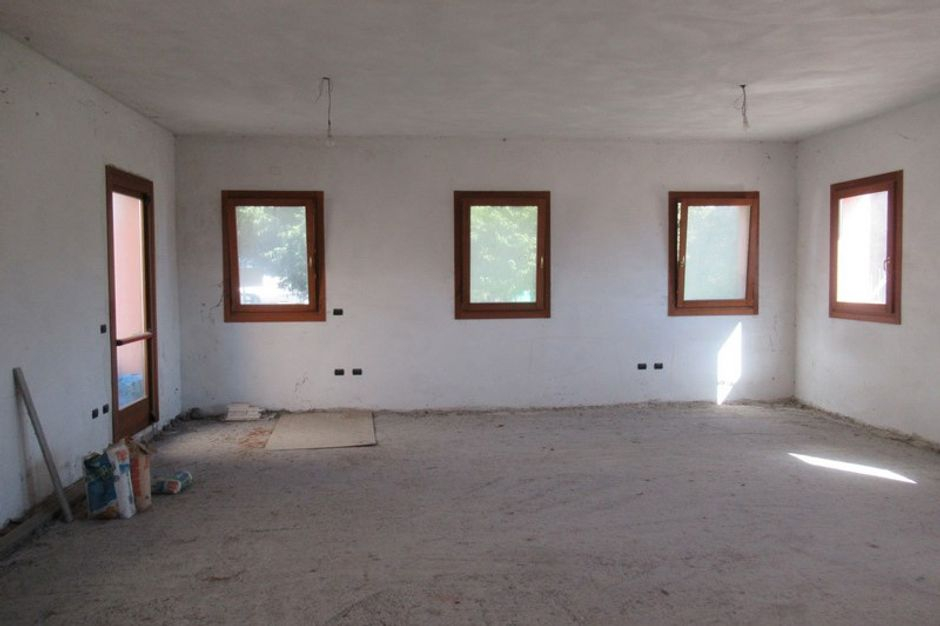 #7327 Negozio grezzo al piano terra con pertinenze in vendita - foto 1