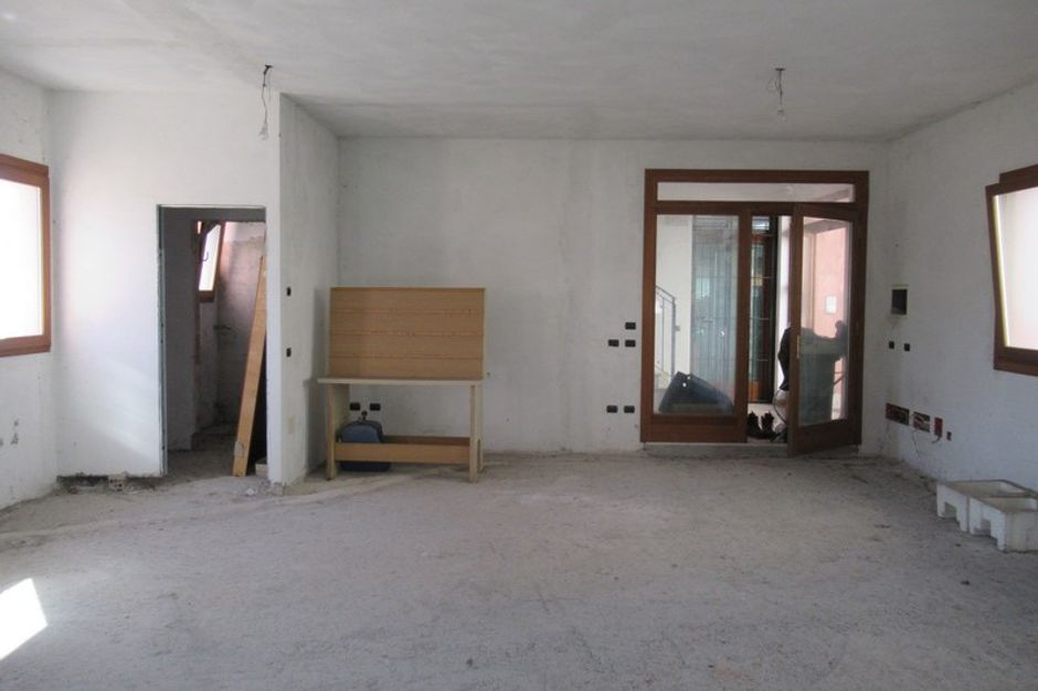 #7327 Negozio grezzo al piano terra con pertinenze in vendita - foto 3