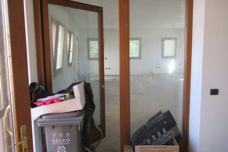 #7327 Negozio grezzo al piano terra con pertinenze in vendita - foto 7