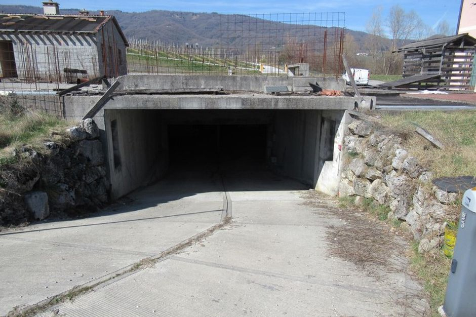 #7327 Negozio grezzo al piano terra con pertinenze in vendita - foto 8