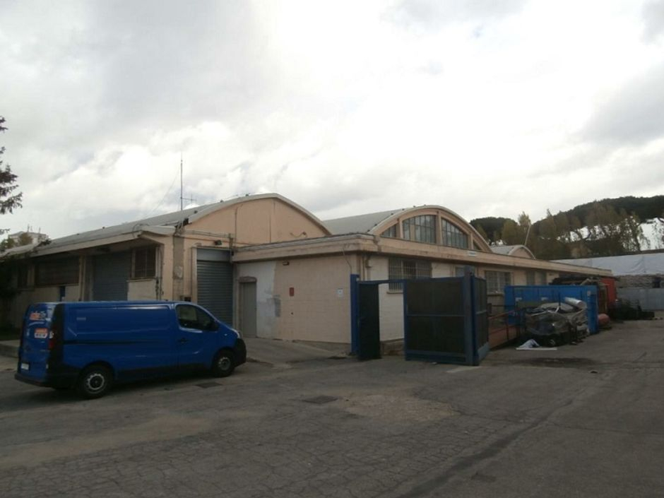 #7362 Capannone industriale con uffici e corte in vendita - foto 1