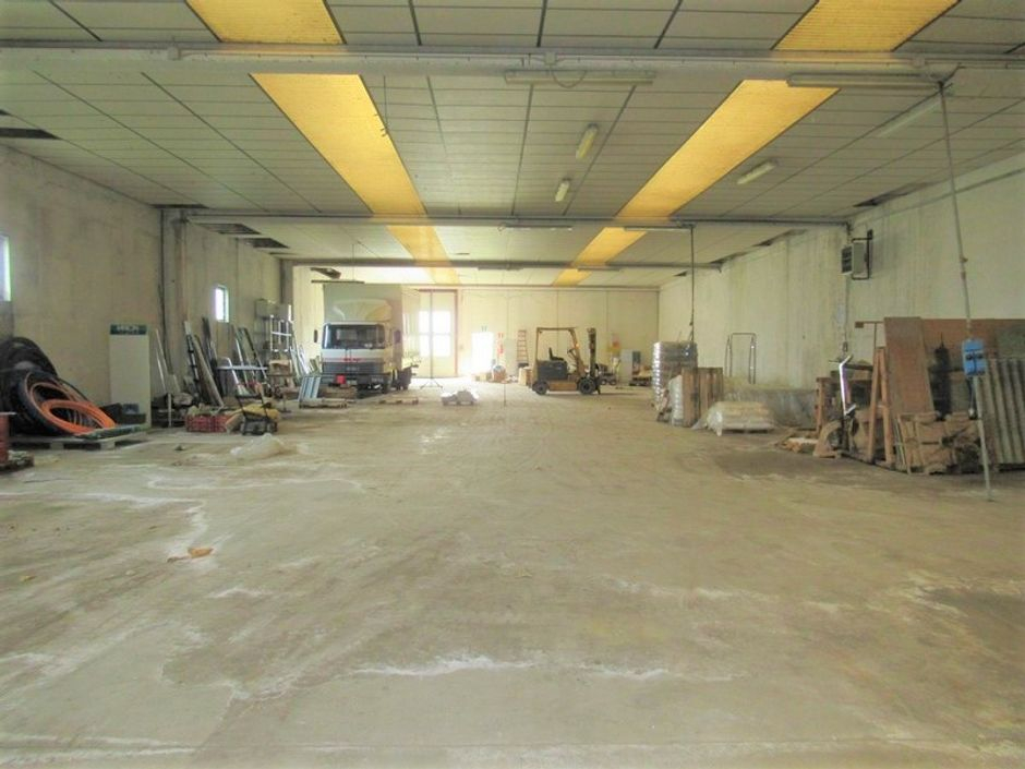 #7455 Capannone con laboratori artigianali ed area esterna in vendita - foto 11