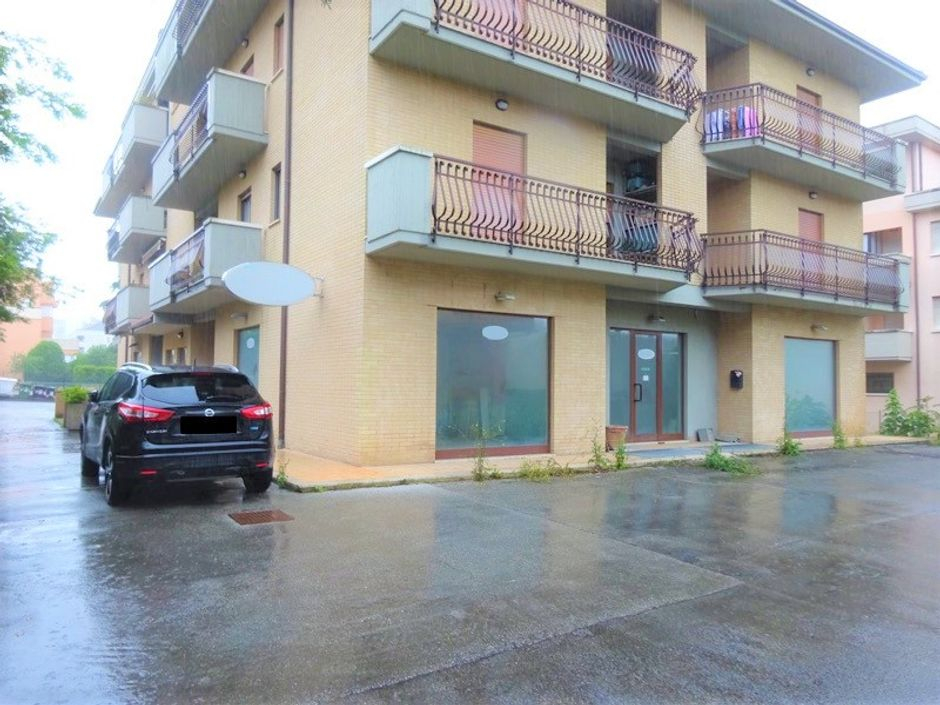 #7689 Negozio con posti auto e corte esclusiva in vendita - foto 2