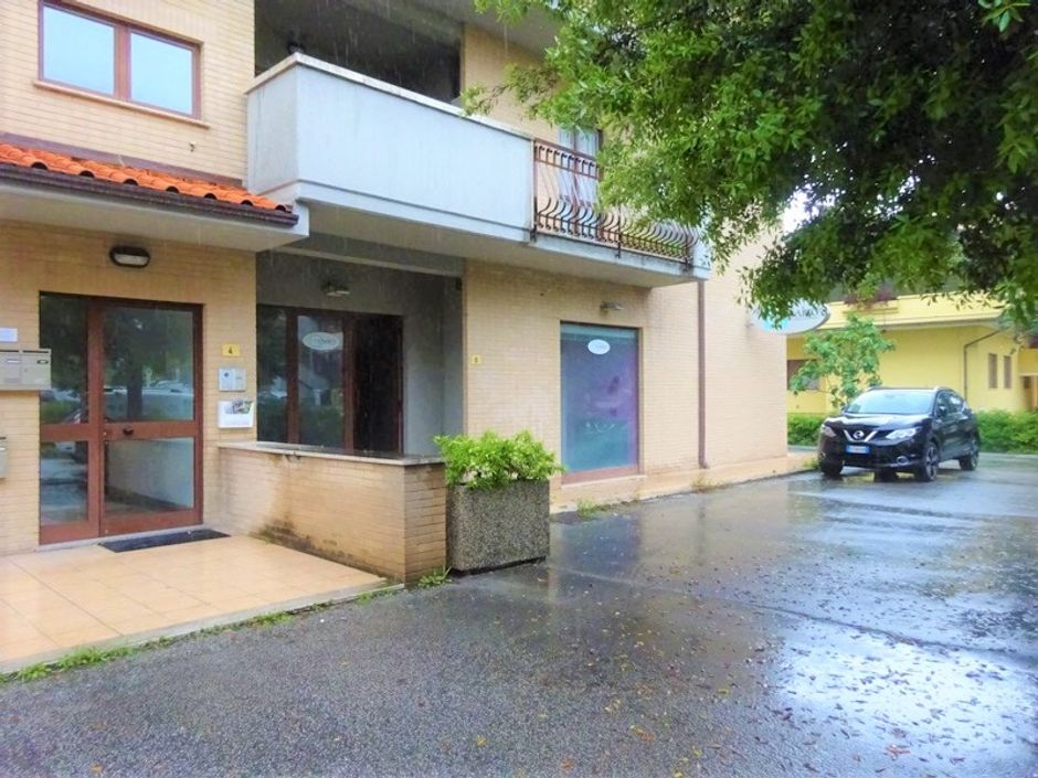 #7689 Negozio con posti auto e corte esclusiva in vendita - foto 3
