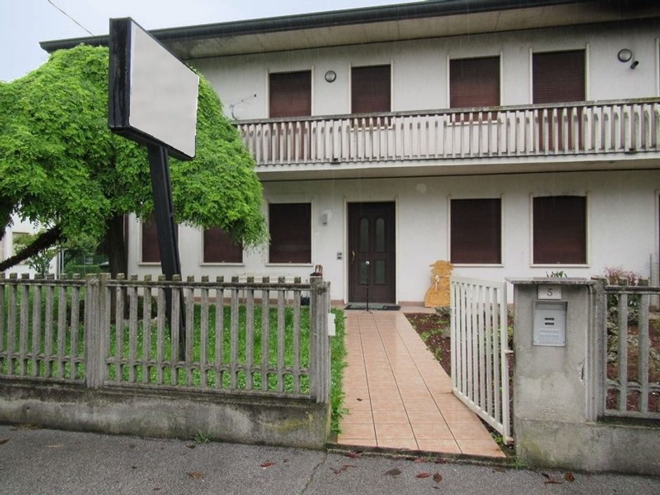 #7699 Negozio al piano terra di casa singola in vendita - foto 1