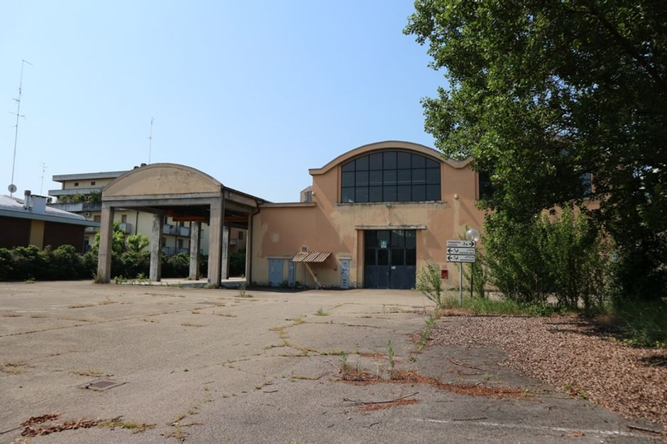 #7745 Complesso commerciale con porzione di terreno edificabile in vendita - foto 4