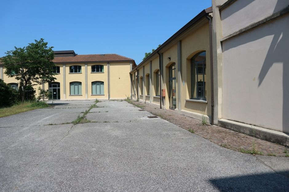 #7745 Complesso commerciale con porzione di terreno edificabile in vendita - foto 8