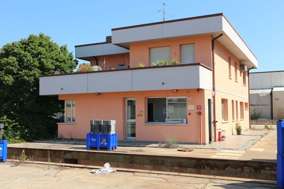 #7775 Capannone con palazzina uffici e piazzale in vendita - foto 2