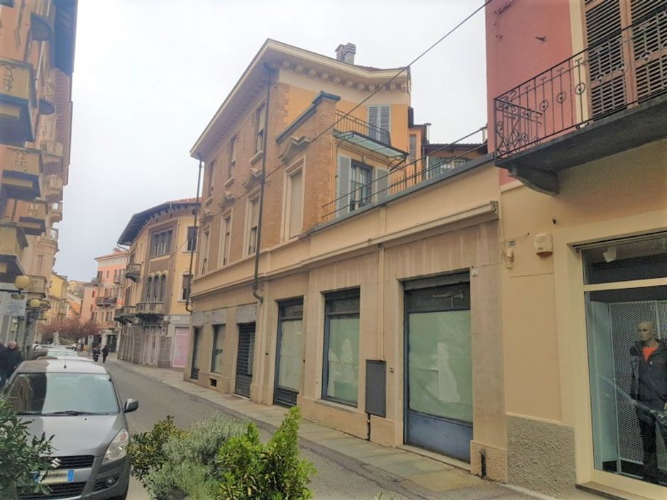#7843 Porzione di palazzina con negozio e due uffici in vendita - foto 2