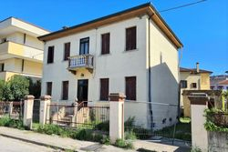 Single family house with garage and garden - Lot 7851 (Auction 7851)