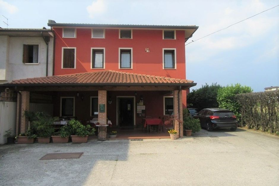 #7861 Edificio con ristorante, abitazione e cortile in vendita - foto 1