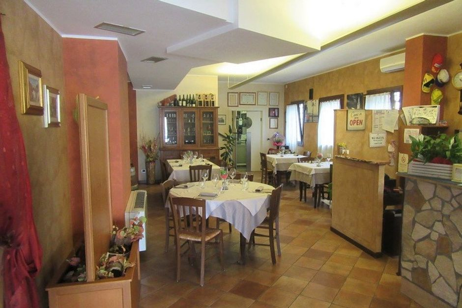 #7861 Edificio con ristorante, abitazione e cortile in vendita - foto 2