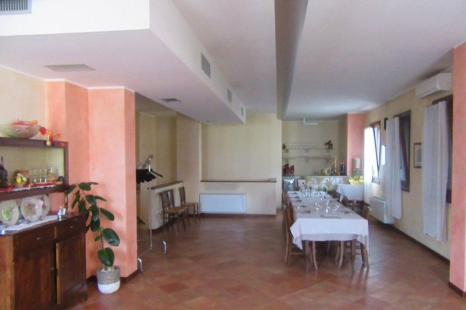 #7861 Edificio con ristorante, abitazione e cortile in vendita - foto 3