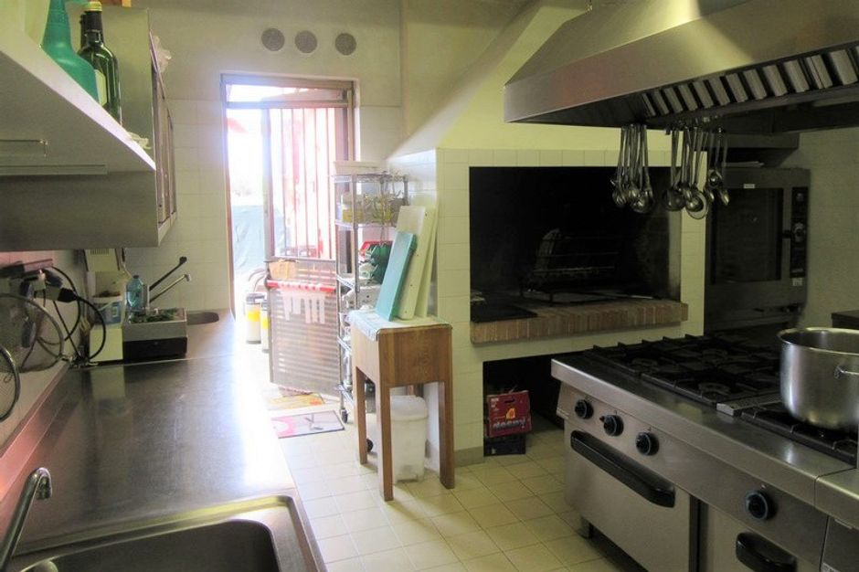 #7861 Edificio con ristorante, abitazione e cortile in vendita - foto 4