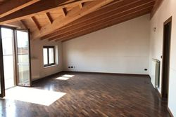 Apartamento de tres habitaciones con bodega.