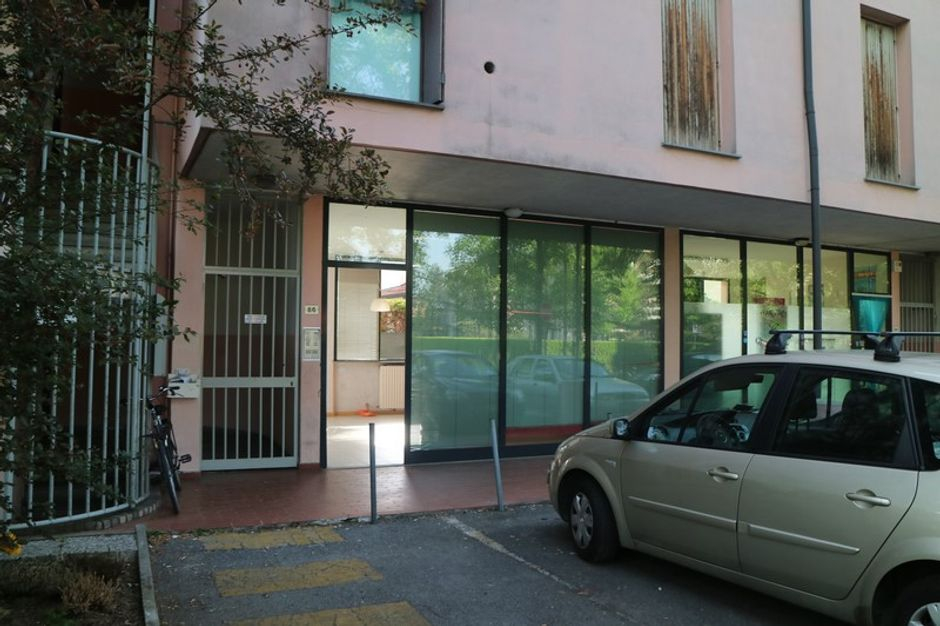 #805 Negozio (sub 15) con magazzino in vendita - foto 1