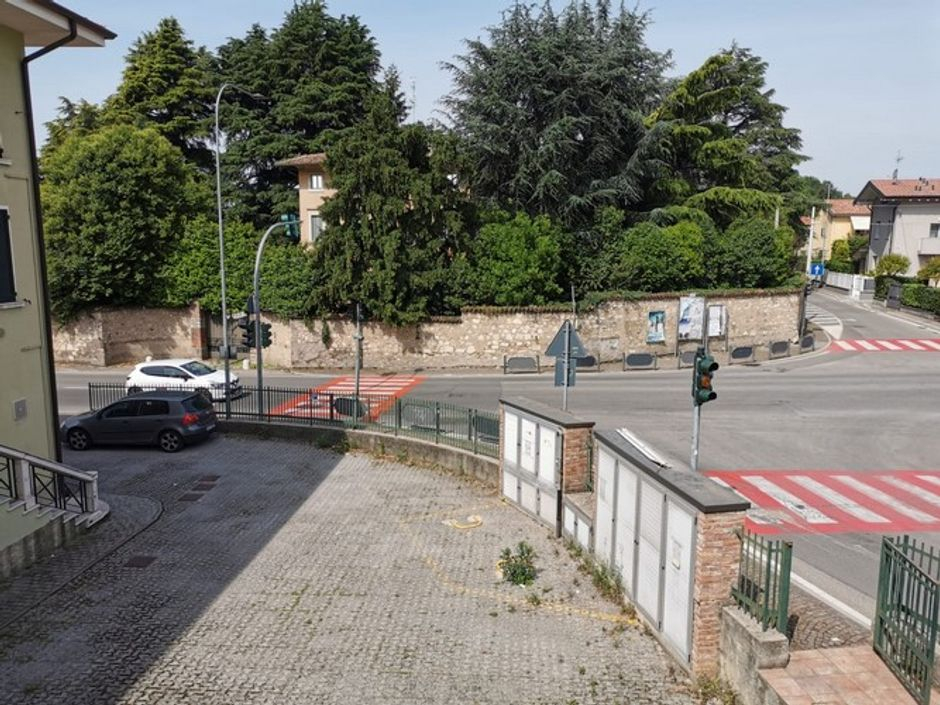 #8062 Edificio su due livelli adibito a bar con terrazza in vendita - foto 3