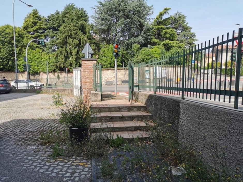 #8062 Edificio su due livelli adibito a bar con terrazza in vendita - foto 4
