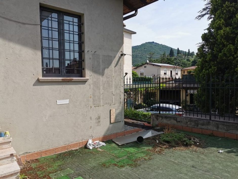 #8062 Edificio su due livelli adibito a bar con terrazza in vendita - foto 5