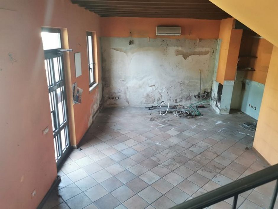 #8062 Edificio su due livelli adibito a bar con terrazza in vendita - foto 7