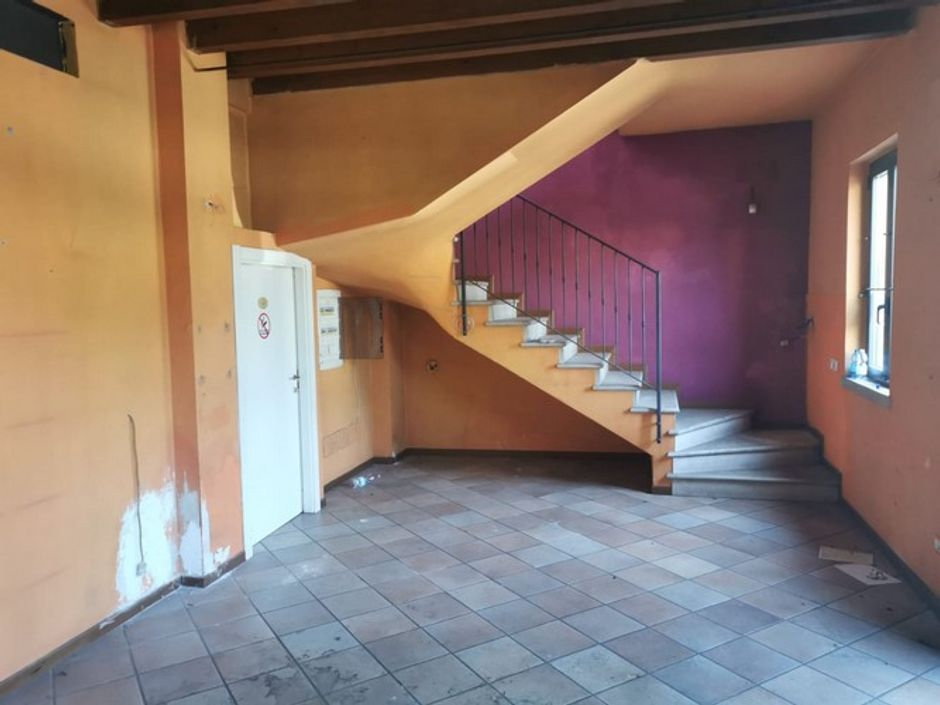 #8062 Edificio su due livelli adibito a bar con terrazza in vendita - foto 8