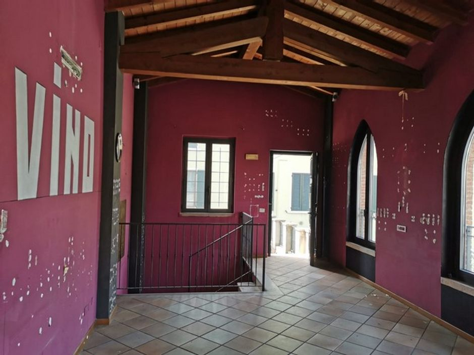#8062 Edificio su due livelli adibito a bar con terrazza in vendita - foto 9