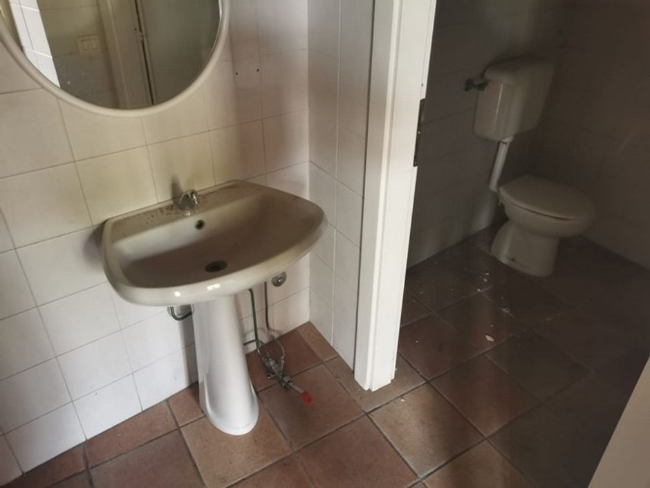 #8062 Edificio su due livelli adibito a bar con terrazza in vendita - foto 13