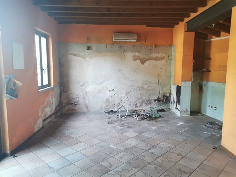#8062 Edificio su due livelli adibito a bar con terrazza in vendita - foto 14