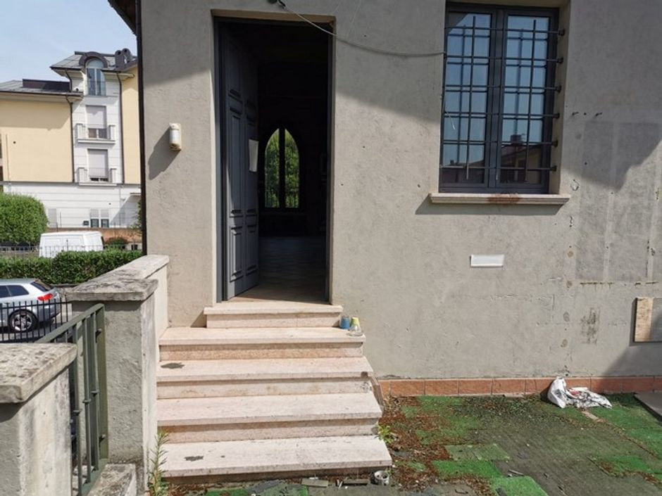 #8062 Edificio su due livelli adibito a bar con terrazza in vendita - foto 15