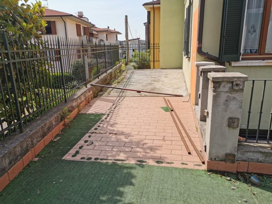 #8062 Edificio su due livelli adibito a bar con terrazza in vendita - foto 16