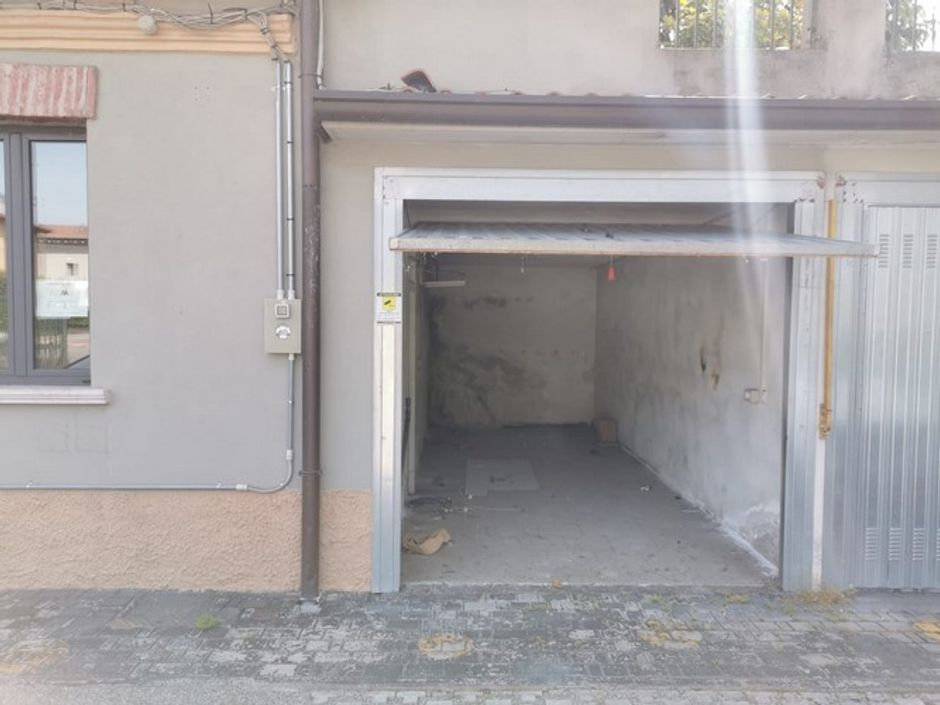 #8062 Edificio su due livelli adibito a bar con terrazza in vendita - foto 17