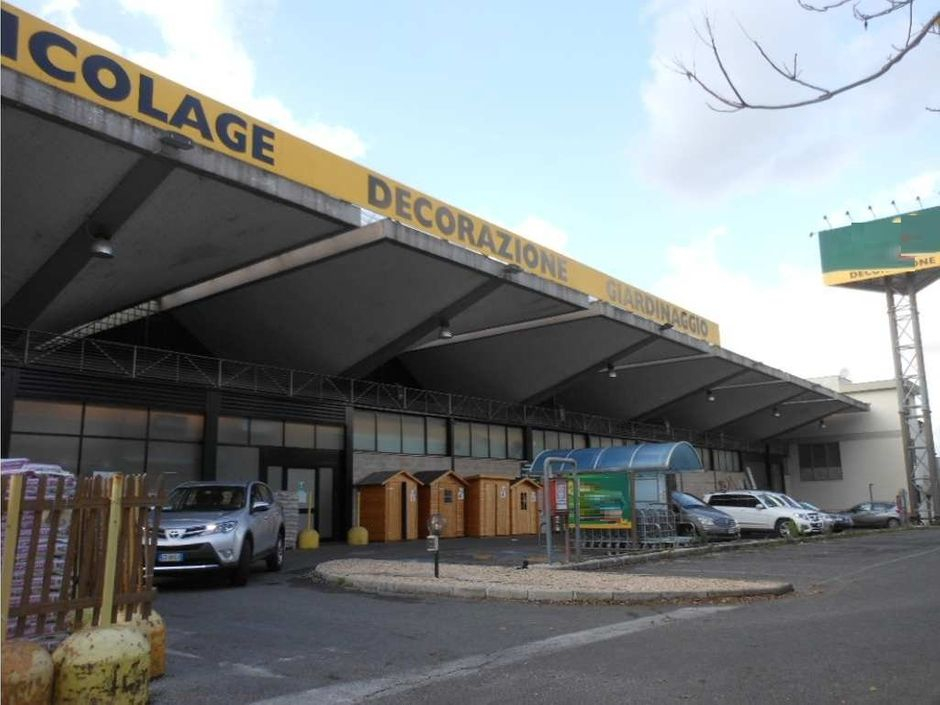 #8120 Capannone commerciale di 2.419 mq con parcheggi in vendita - foto 1